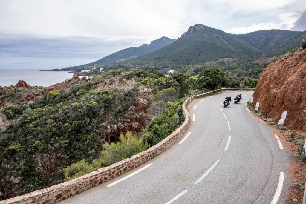 BMW Touring Motorrad auf einer Küstenstraße