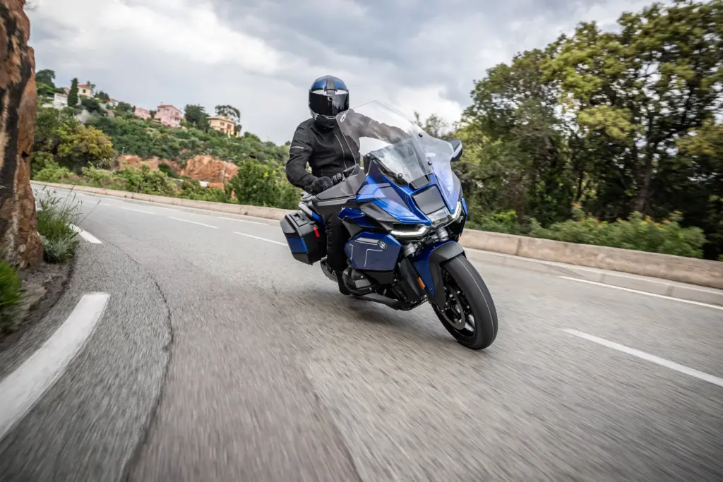 BMW Touring Motorrad auf einer Straße