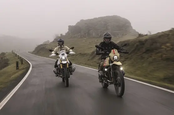 Zwei Personen fahren BMW Oldtimer Motorrad