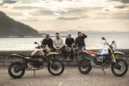 Menschengruppe vor zwei BMW Oldtimer Motorrädern